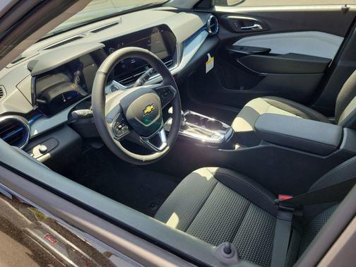 Mosaic Black Metallic 2026 Chevrolet Trax LT