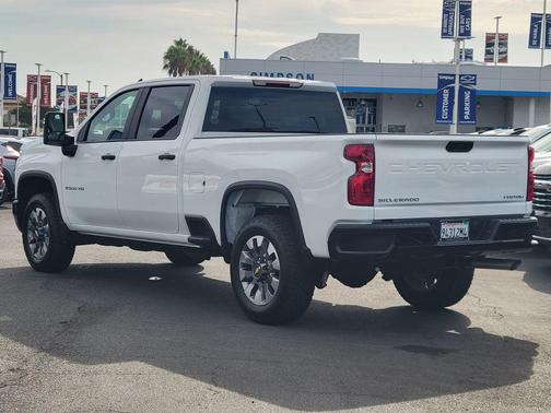 Summit White 2026 Chevrolet Silverado 2500 Custom