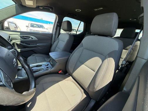 Summit White 2023 Chevrolet Traverse LT Cloth