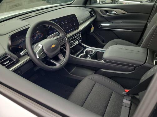 Summit White 2026 Chevrolet Traverse LT