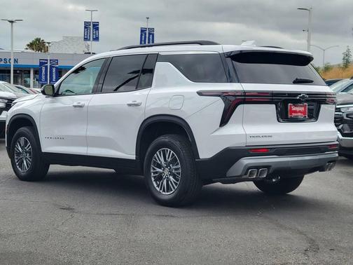 Summit White 2026 Chevrolet Traverse LT