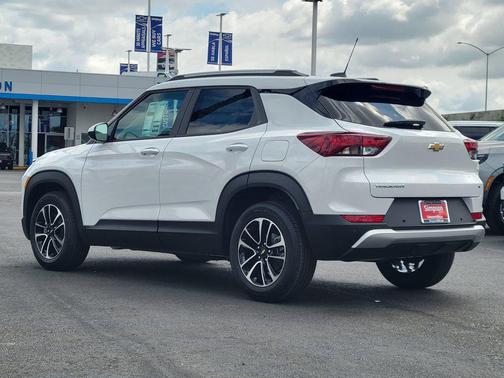Summit White 2026 Chevrolet Trailblazer LT