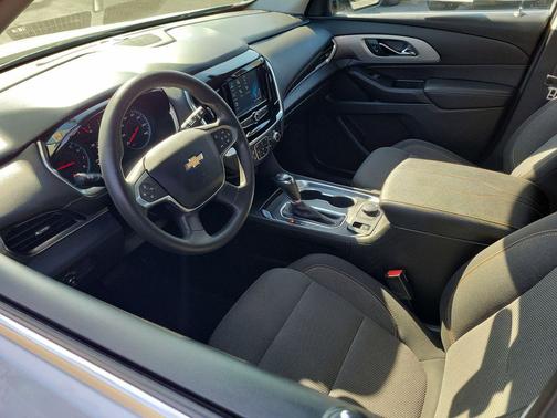 Silver Ice Metallic 2019 Chevrolet Traverse LS
