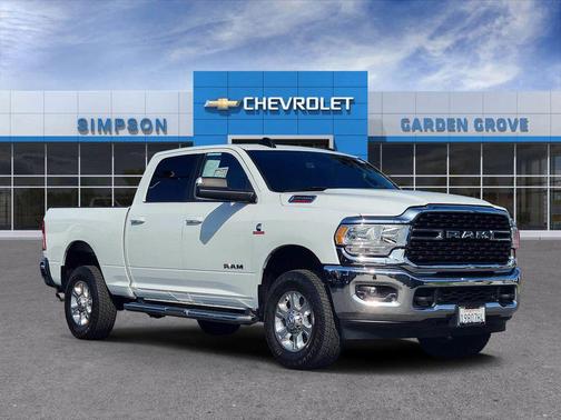 Bright White Clearcoat 2022 RAM 2500 Big Horn Crew Cab 4x4 6'4' Box