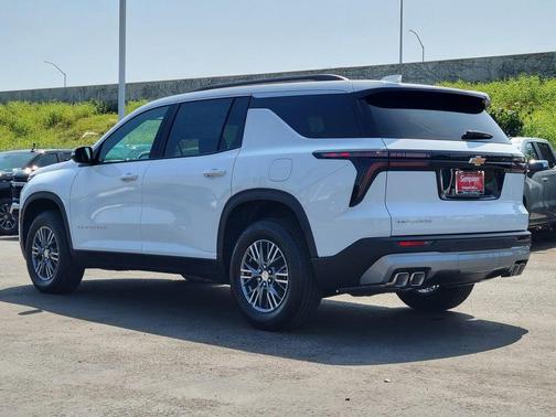 Summit White 2026 Chevrolet Traverse LT