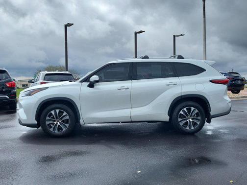 Wind Chill Pearl 2022 Toyota Highlander XLE