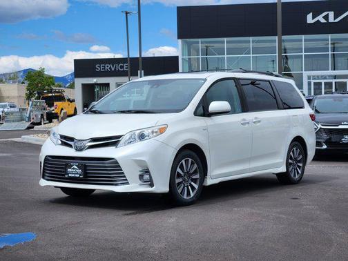 White 2018 Toyota Sienna XLE Premium