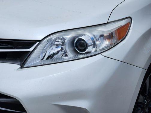 White 2018 Toyota Sienna XLE Premium