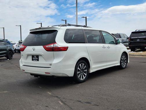 White 2018 Toyota Sienna XLE Premium