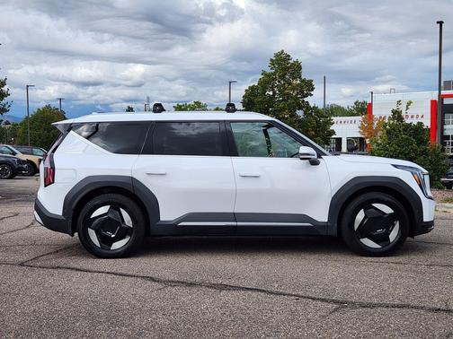 Glacial White Pearl 2026 Kia EV9 Wind