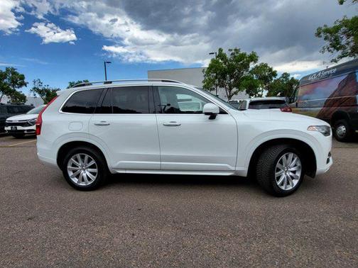 2016 Volvo XC90 T6 Momentum