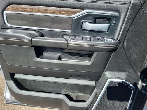 2020 RAM 2500 Laramie Crew Cab 4X4 6'4' Box