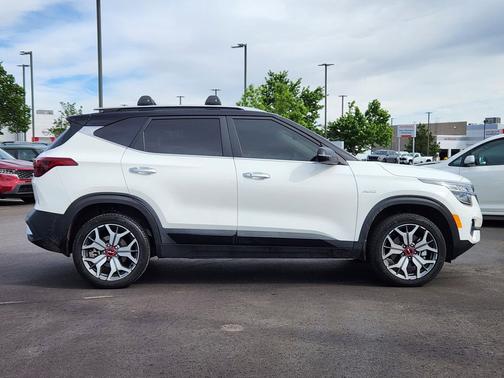 Clear White/Black Roof 2023 Kia Seltos SX Turbo