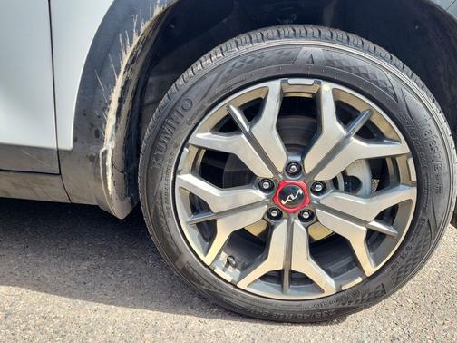 Clear White/Black Roof 2023 Kia Seltos SX Turbo