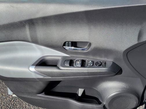 Boulder Gray Pearl 2022 Nissan Kicks SR