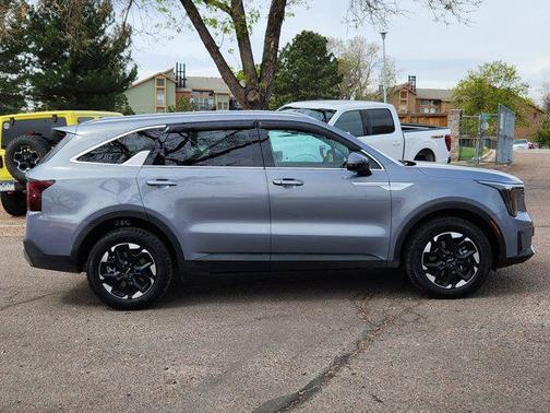 Everlasting Silver 2024 Kia Sorento S