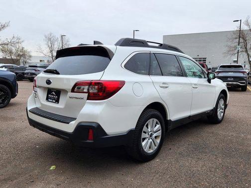 Crystal White Pearl 2019 Subaru Outback 2.5i Premium