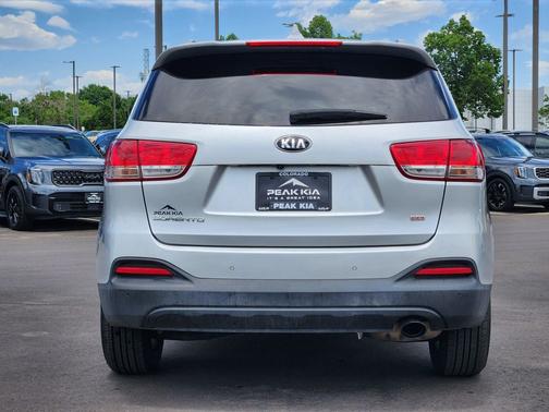 Sparkling Silver 2017 Kia Sorento LX