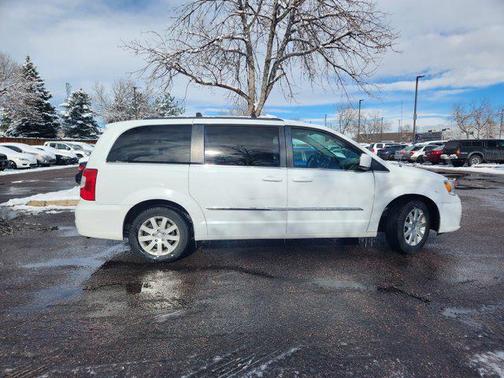 2016 Chrysler Town & Country Touring