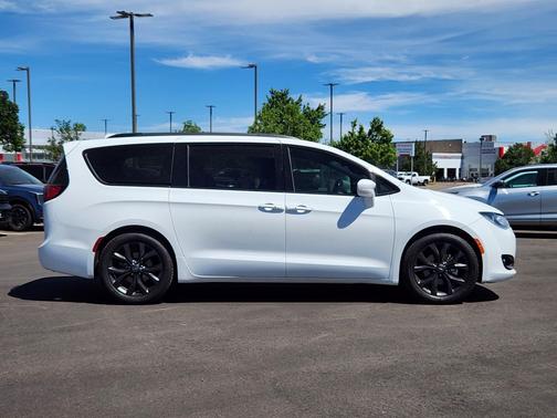 Bright White Clearcoat 2019 Chrysler Pacifica Touring L
