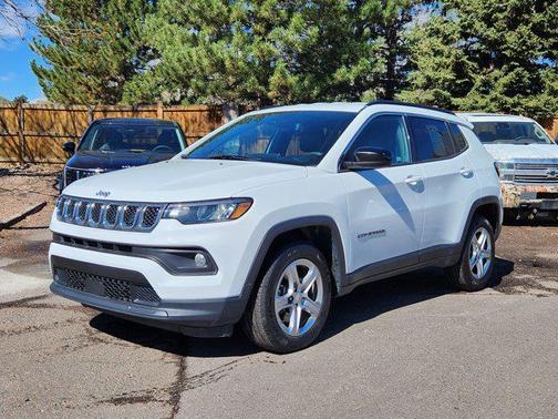Bright White Clearcoat 2024 Jeep Compass Latitude