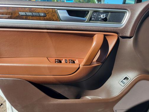 2014 Volkswagen Touareg Hybrid Base