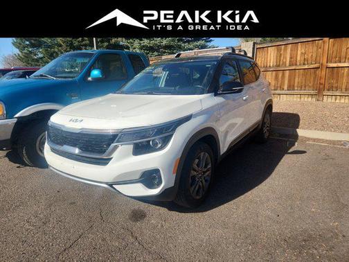 Clear White/Black Roof 2022 Kia Seltos S