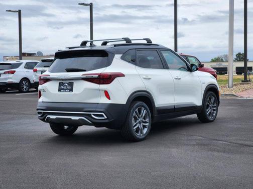 Clear White/Black Roof 2022 Kia Seltos S