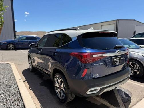 Dark Ocean Blue/White Roof 2021 Kia Seltos S Turbo