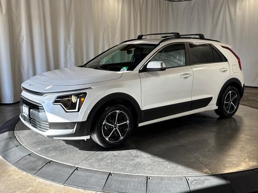 Snow White Pearl 2023 Kia Niro EX