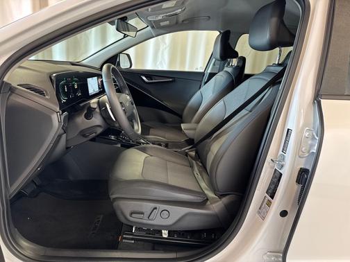 Snow White Pearl 2023 Kia Niro EX
