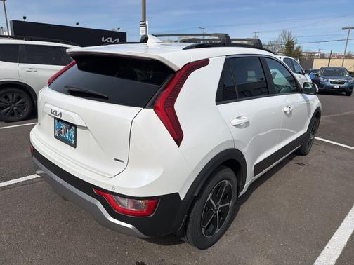 Snow White Pearl 2023 Kia Niro EX