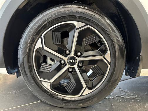 Snow White Pearl 2023 Kia Niro EX