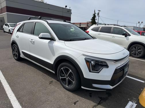 Snow White Pearl 2023 Kia Niro EX