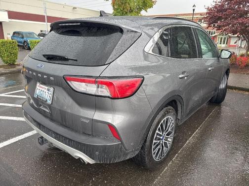 2022 Ford Escape PHEV Titanium