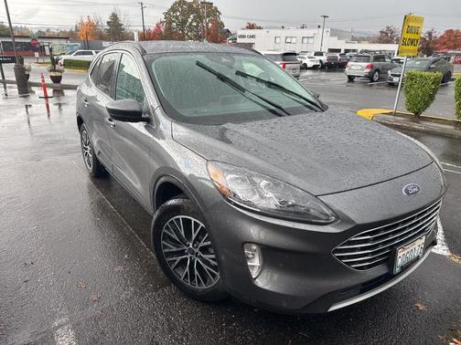 2022 Ford Escape PHEV Titanium