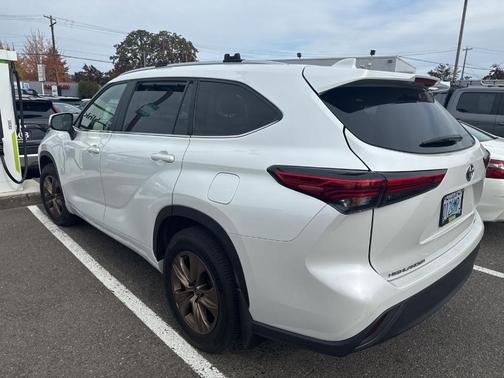 2023 Toyota Highlander Hybrid Bronze Edition