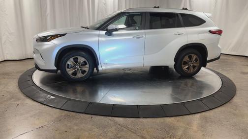 2023 Toyota Highlander Hybrid Bronze Edition