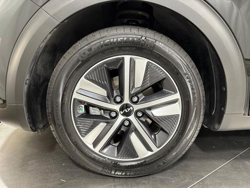 Aurora Black 2022 Kia Niro LXS