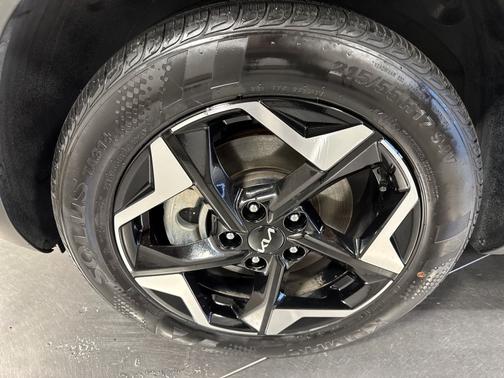 Black 2024 Kia Seltos EX