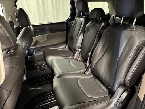 Snow White Pearl 2026 Kia Carnival LXS