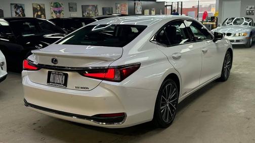 2022 Lexus ES 300h Base