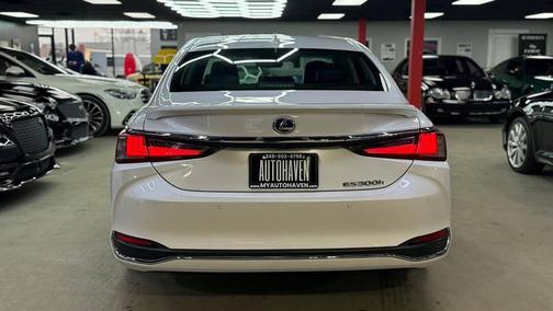 2022 Lexus ES 300h Base