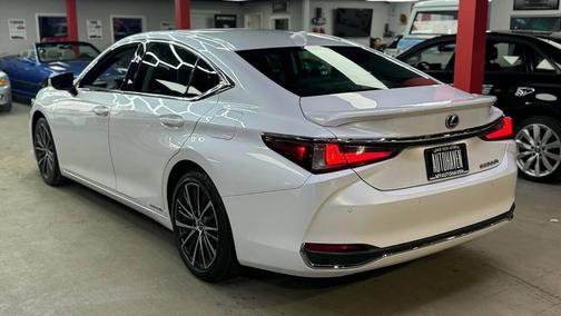 2022 Lexus ES 300h Base