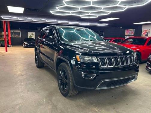 Diamond Black Crystal Pearlcoat 2018 Jeep Grand Cherokee Laredo E