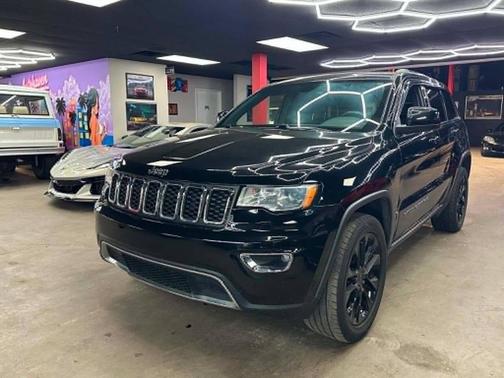 Diamond Black Crystal Pearlcoat 2018 Jeep Grand Cherokee Laredo E