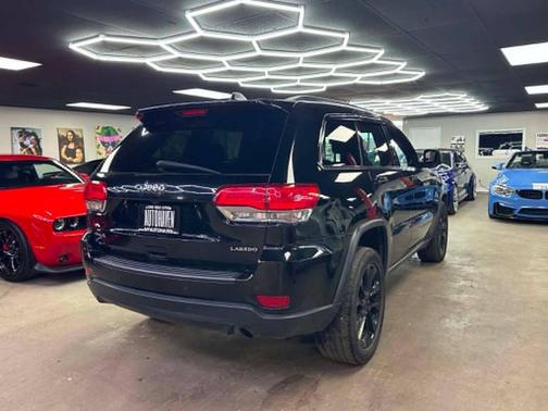 Diamond Black Crystal Pearlcoat 2018 Jeep Grand Cherokee Laredo E