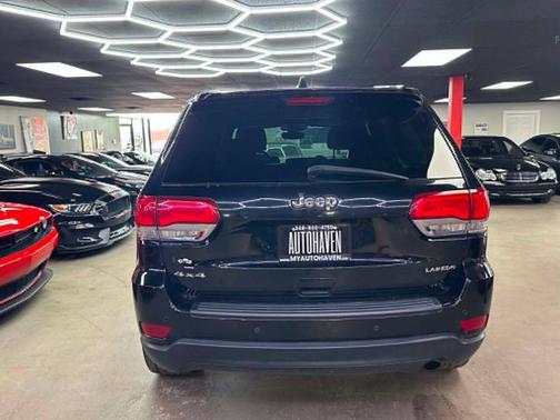 Diamond Black Crystal Pearlcoat 2018 Jeep Grand Cherokee Laredo E