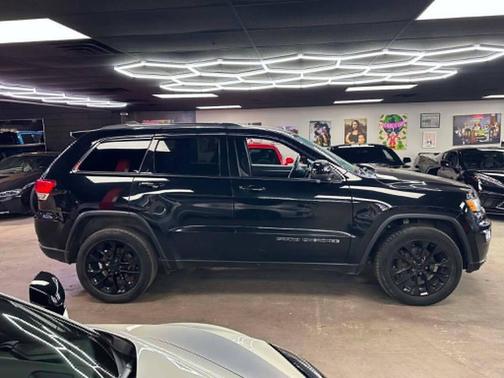 Diamond Black Crystal Pearlcoat 2018 Jeep Grand Cherokee Laredo E
