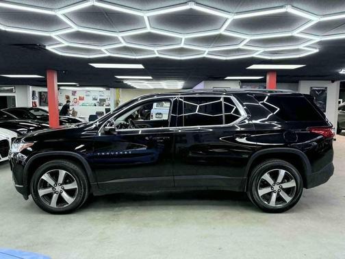 Mosaic Black Metallic 2021 Chevrolet Traverse LT Leather